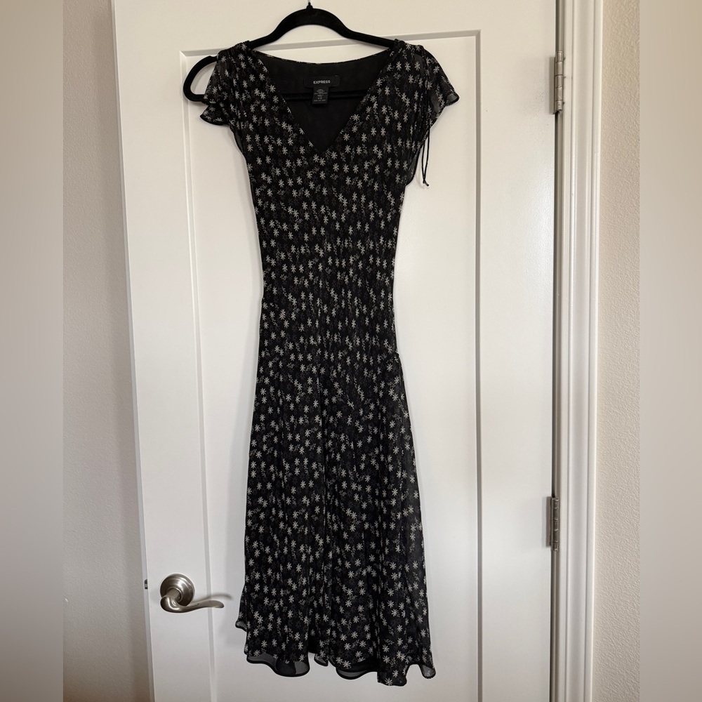 🥸SOLD🥸 Vintage y2k Express 100% Silk bias cut cap sleeve midi dress with floral - Picture 3 of 8
